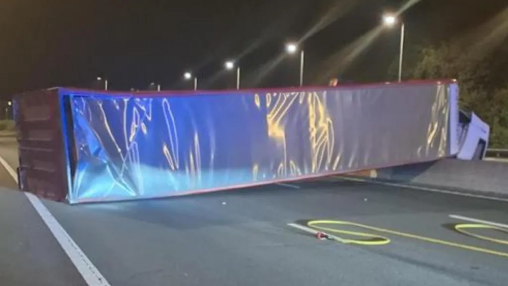 M1 Lorry Accident Today Overturned HGV Closes Motorway Near Kegworth
